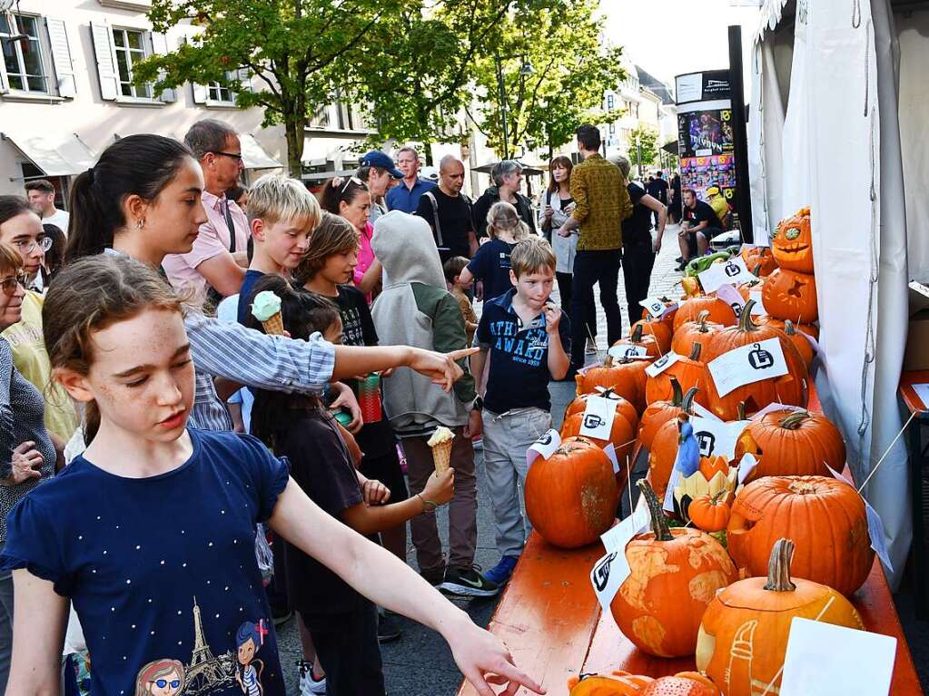 Die Besucherinnen und Besucher des Herbstfests genieen die Angebote in der Lrracher Innenstadt.