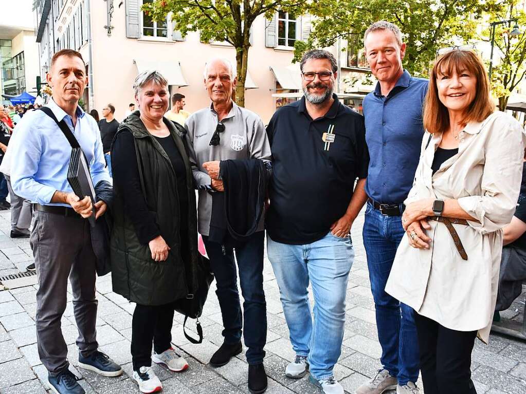 Die Besucherinnen und Besucher des Herbstfests genieen die Angebote in der Lrracher Innenstadt.