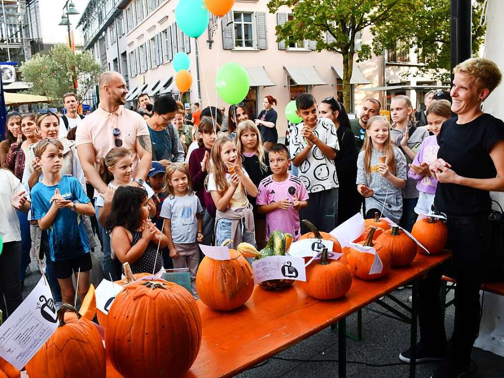 Die Besucherinnen und Besucher des Herbstfests genieen die Angebote in der Lrracher Innenstadt.