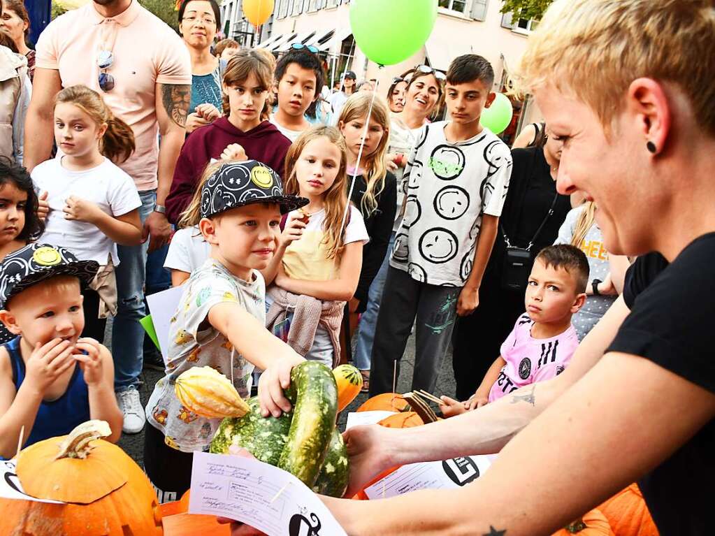 Die Besucherinnen und Besucher des Herbstfests genieen die Angebote in der Lrracher Innenstadt.