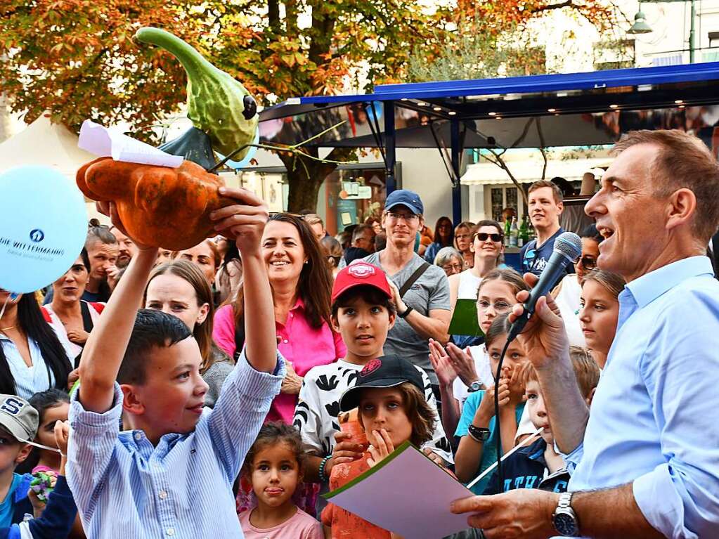 Die Besucherinnen und Besucher des Herbstfests genieen die Angebote in der Lrracher Innenstadt.