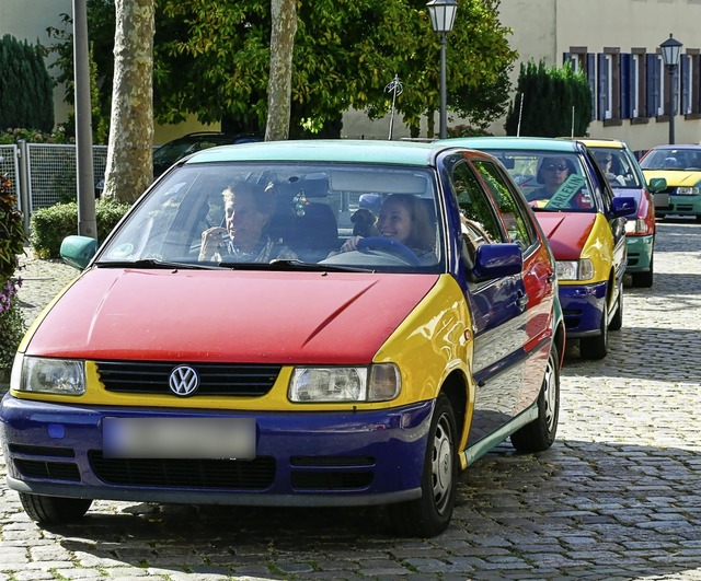 Seelbach wird bunt: Zahlreiche Volkswagen-Harlekins rollen heran.   | Foto: Endrik Baublies