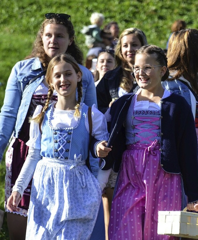 Die Dirndl- und Lederhosendichte nimmt... auch die Tiere herausgeputzt wurden.   | Foto: Gabriele Hennicke