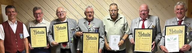 Oberschtzenmeister Thomas Herr ehrte ...Seyboth und Josef Schultis (v.l.n.r.).  | Foto: Kleinkaliber Sportschtzenverein Oberprechtal