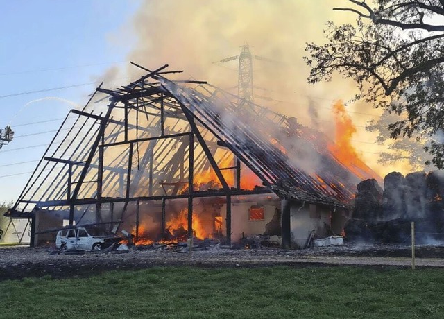 Der Hof ist komplett niedergebrannt.   | Foto: Kamera24
