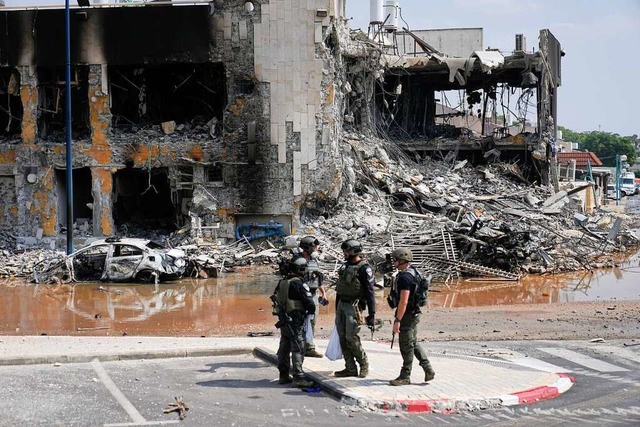 Israelische Polizisten stehen vor eine...der Stadt Sderot nahe am Gazastreifen.  | Foto: Ohad Zwigenberg (dpa)