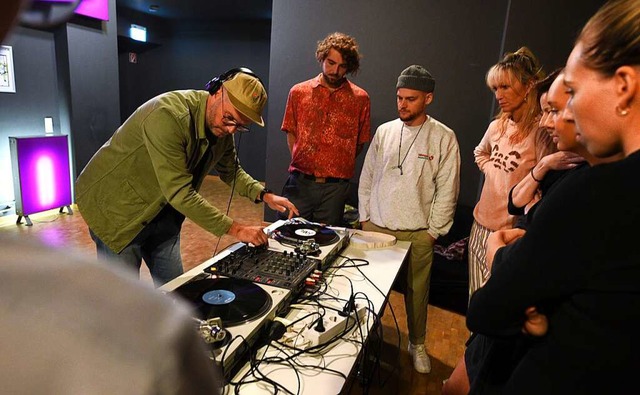 Auflegen mit Vinyl: DJ Shaddy zeigt be...kshop den Teilnehmenden, wie es geht.   | Foto: Rita Eggstein