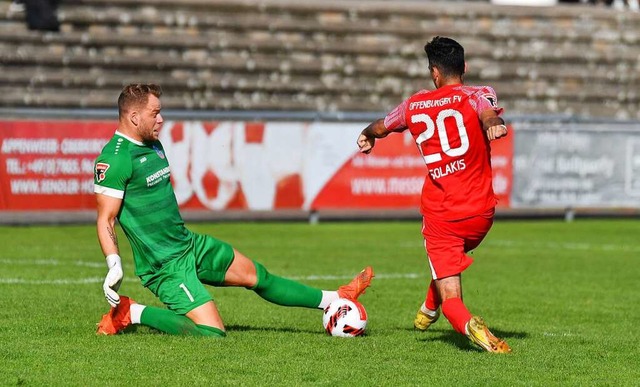 Den Fu noch dazwischen: Mutschelbachs...en Siegtreffer von Dimitrios Tsolakis.  | Foto: Wolfgang Knstle