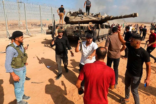 Palstinenser bernehmen die Kontrolle...lischen Panzer kurz hinter der Grenze.  | Foto: Abed Rahim Khatib (dpa)