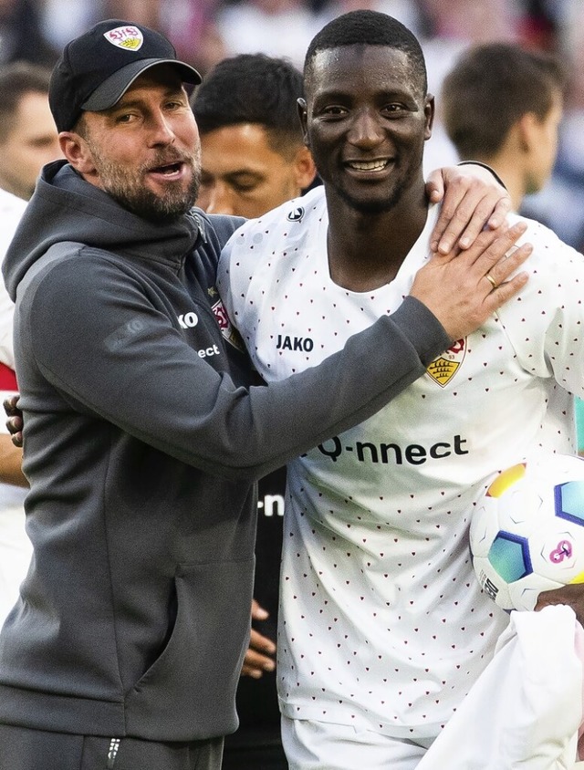 VfB-Strmer Serhou Guirassy (r.) mit Trainer Sebastian Hoene  | Foto: Christoph Schmidt (dpa)