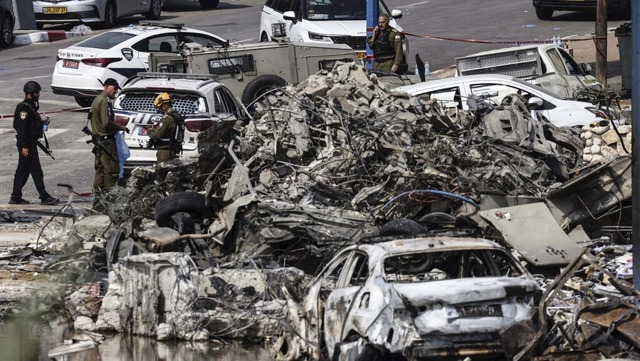 Israelische Soldaten  vor den Trmmern... die  Hamas-Kmpfer berfallen hatten.  | Foto: RONALDO SCHEMIDT (AFP)