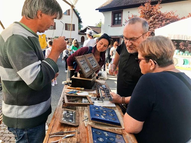 Erstmals dabei: Mnzensger Roland Fohs kreiert schne Schmuckstcke.  | Foto: Jutta Schtz