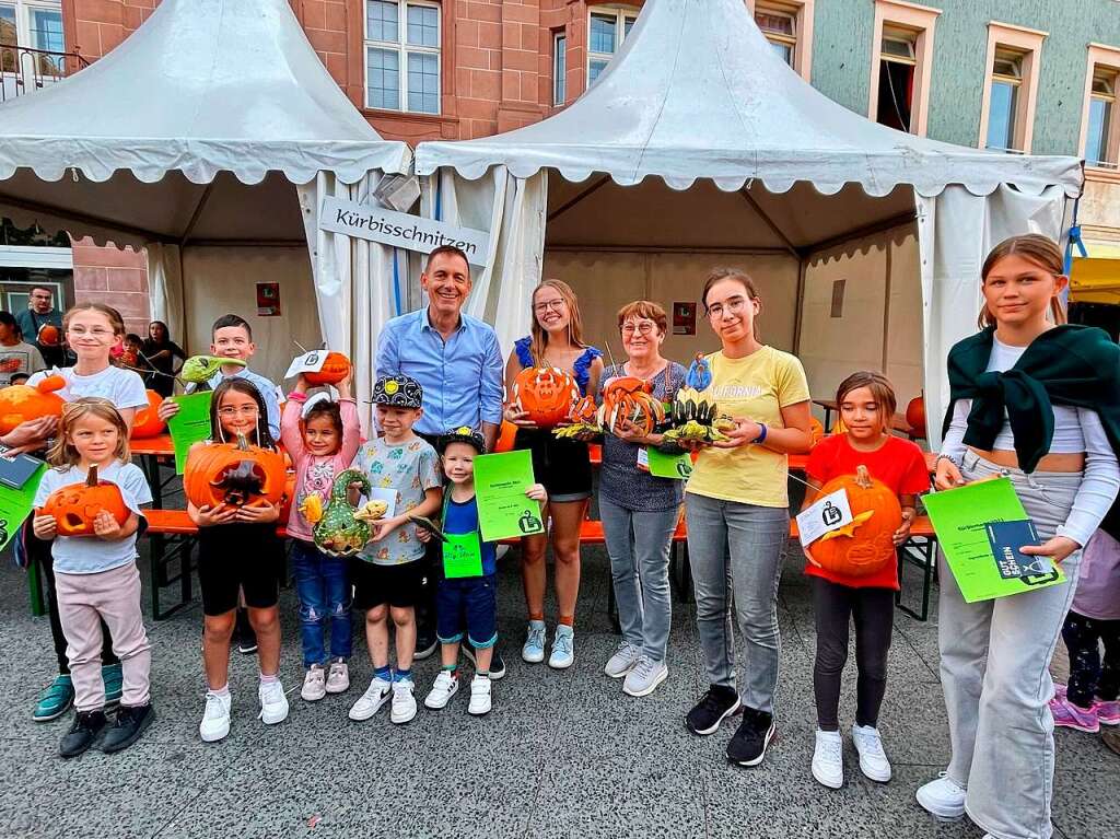 Die Besucherinnen und Besucher des Herbstfests genieen die Angebote in der Lrracher Innenstadt.