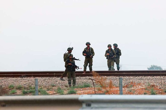 Israelische Soldaten patrouillieren au...ten Ziele der palstinensischen Hamas.  | Foto: JACK GUEZ (AFP)