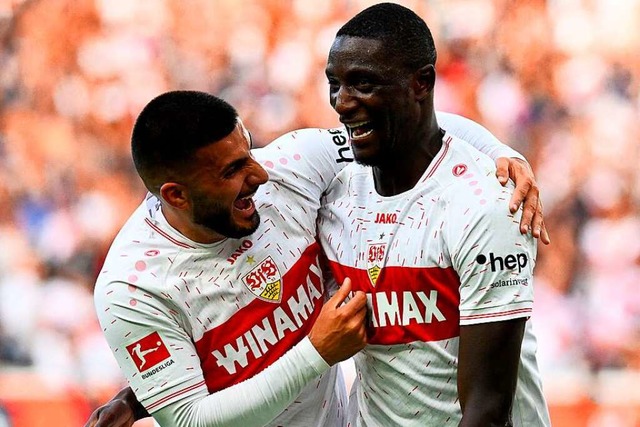 Serhou Guirassy und Deniz Undav vom Vf...rt feiern ein Tor gegen VfL Wolfsburg.  | Foto: THOMAS KIENZLE (AFP)