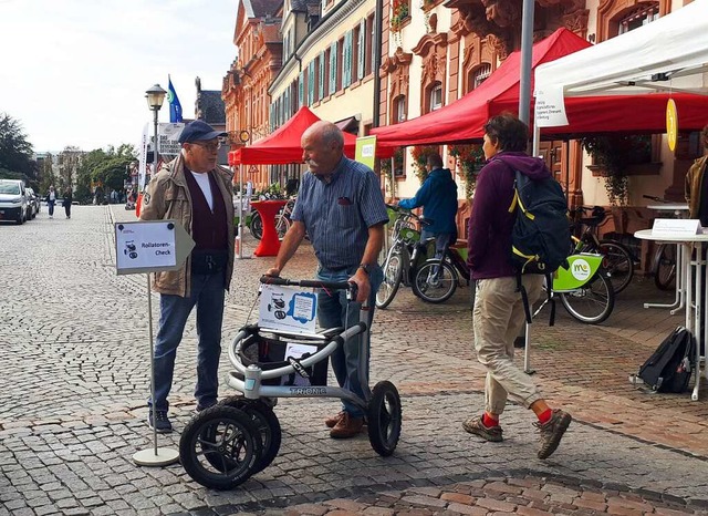 Auch ein Rollator-Verleih war Thema be...littstag vor dem Offenburger Rathaus.  | Foto: Barbara Puppe