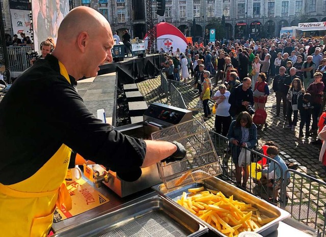 Ein Jury-Mitglied bewertet die Pommes ...  in vier Kategorien gegeneinander an.  | Foto: Michael Evers (dpa)