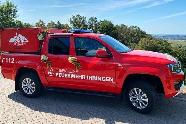 Feuerwehr rettet Gartenhütte in Ihringen vor Flammen