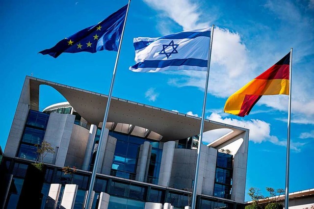 Die Flagge Israels weht neben der Euro...chlandflagge vor dem Bundeskanzleramt.  | Foto: Fabian Sommer (dpa)
