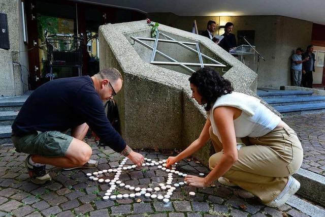 Entsetzen und Trauer vor der Synagoge in Freiburg