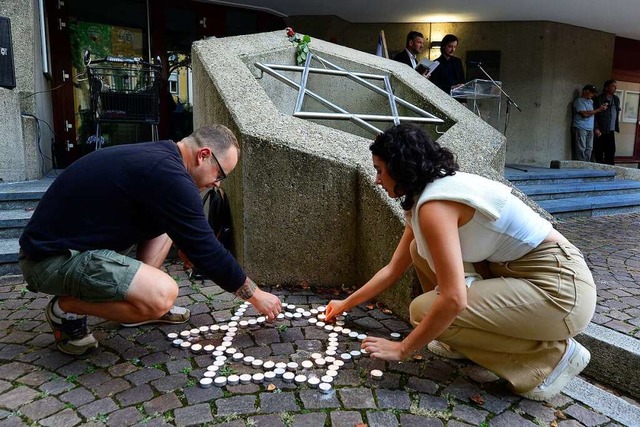 Kerzen der Hoffnung bei der Demonstration fr Israel vor der Synagoge  | Foto: Ingo Schneider