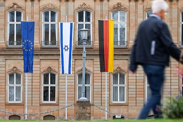 Die Flagge Israels hngt vor dem Neuen...n den Flaggen der EU und Deutschlands.  | Foto: Marijan Murat (dpa)
