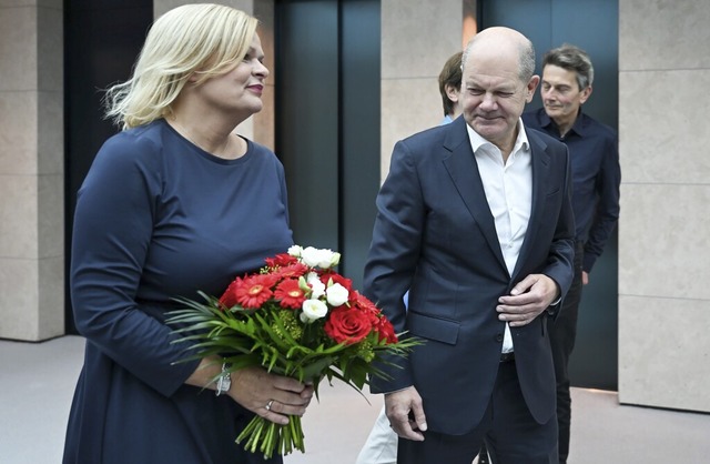 Trotz Wahlniederlage gab es Blumen: Na...r der SPD-Prsidiumssitzung am Montag.  | Foto: Soeren Stache (dpa)