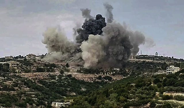 Rauch steigt nach einem israelischen R...ff in einem sdlibanesischen Dorf auf.  | Foto: Marwan Naamani (dpa)