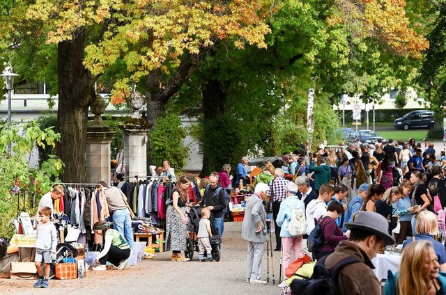 Kleidung geht immer: Der SPD-Flohmarkt...i der Reinhold-Schneider-Schule statt.  | Foto: Rita Eggstein