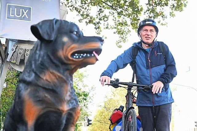 Plastikhund Iwan bellt in Esslingen für bessere Geh- und Radwege