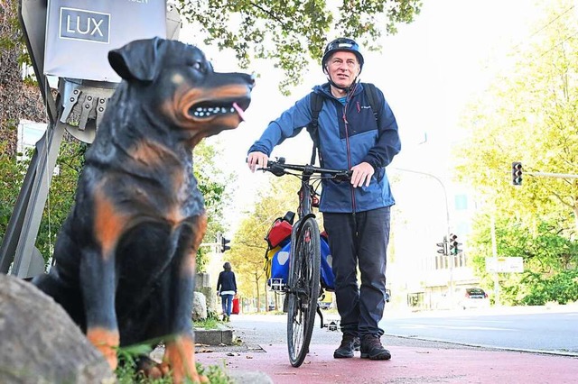 Iwan ist ein Plastikhund, bellt aber t...cht vom Fahrradclub ADFC in Esslingen.  | Foto: Bernd Weibrod (dpa)