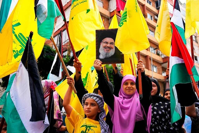 Anhnger der Hisbollah im Libanon mit ...n Hassan Nasrallah, dem Chef der Miliz  | Foto: Bilal Hussein (dpa)