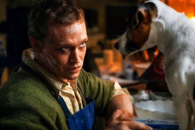 Douglas (Caleb Landry Jones) hat eine besondere Beziehung zu Hunden.  | Foto: Shanna Besson (dpa)