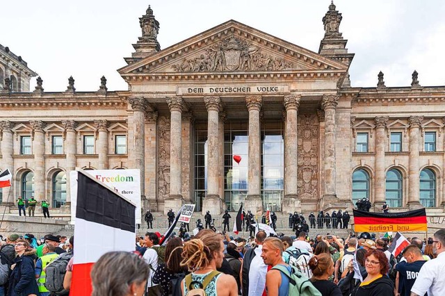 Polizisten sichern den Reichstag gegen...Landeszentrale fr politische Bildung.  | Foto: Achille Abboud via www.imago-images.de