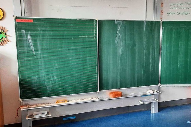 Sie suchen eine neue Heimat: die alten Tafeln in der Grundschule.  | Foto: Heidrun Simoneit
