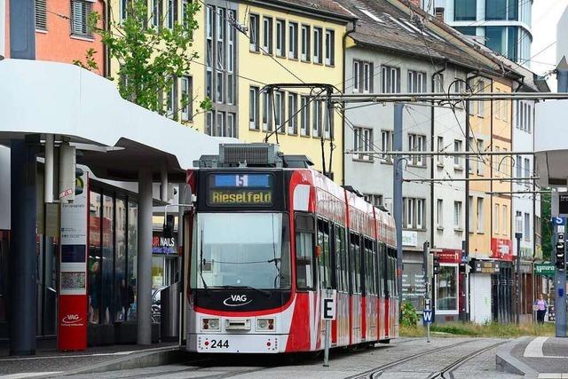 Radlerin prallt in der Freiburger Altstadt gegen Straßenbahn und bleibt unverletzt