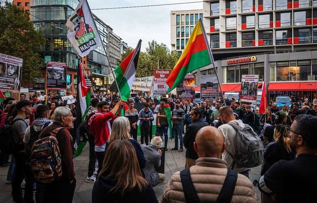 Teilnehmende einer pro-palstinensisch... Stuttgarter Rotebhlplatz am Montag.   | Foto: Christoph Schmidt (dpa)