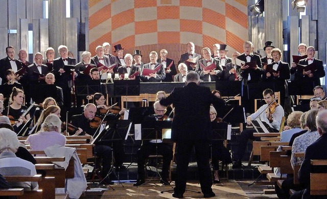 Der Orchesterverein Bad Sckingen bei seinem Auftritt in der Heilig-Kreuz-Kirche  | Foto: Privat