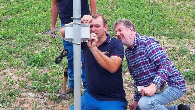 Wetterexperte Jrg Kachelmann (rechts)...men die neue Wetterstation in Betrieb.  | Foto: Jelka LouisaBeule