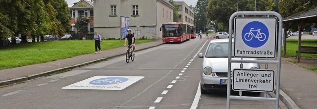 Mit Schutzstreifen (rechts) ist die Fahrradstrae am Festplatz ausgezeichnet.  | Foto: Michael Strter