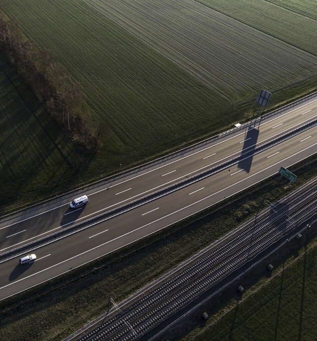 Kommt Tempo 80 auf der Autobahn?  | Foto: Gian Ehrenzeller (dpa)