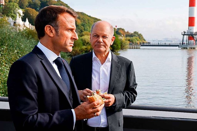 Frankreichs Prsident Macron (links) u...kung: In Hamburg gab es Fischbrtchen.  | Foto: LUDOVIC MARIN (AFP)