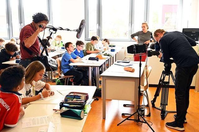 Fernsehsender dreht Kindernachrichtensendung in Freiburger Gymnasium