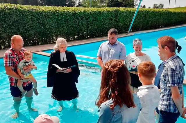 Pfarrerin Ulrike Krumm taufte im Kinderbecken des Hhenschwimmbades ein Kind.  | Foto: Angelika Schmidt
