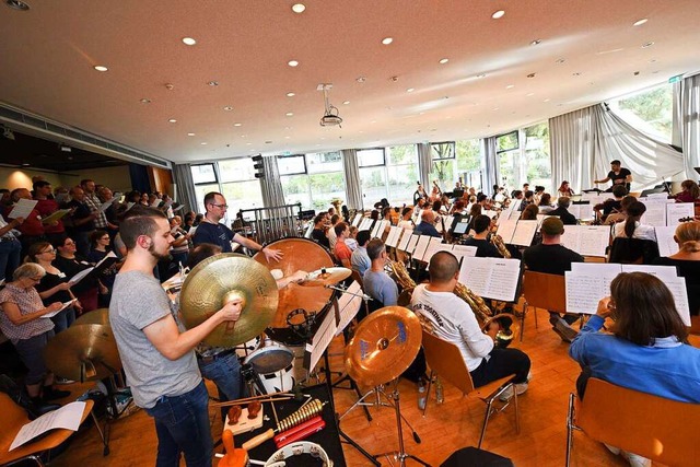 Die Orchestra &amp; Choral Society bei...en in der Weiherhof-Schule in Freiburg  | Foto: Rita Eggstein
