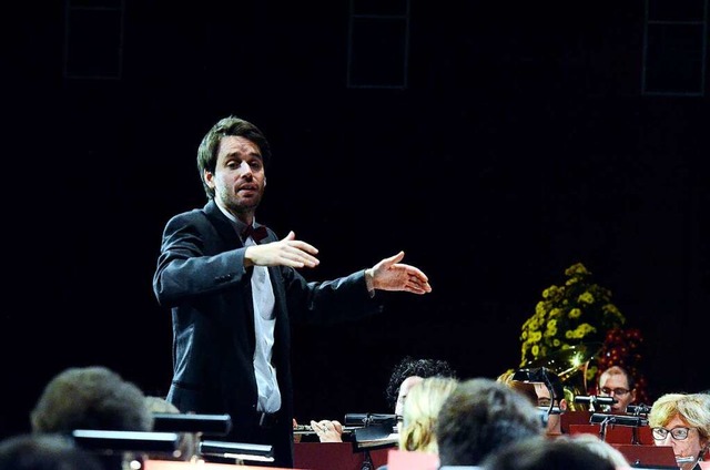 Nicholas Reed dirigiert die Stadtkapelle bei der Chrysanthemengala.  | Foto: Stadtkapelle