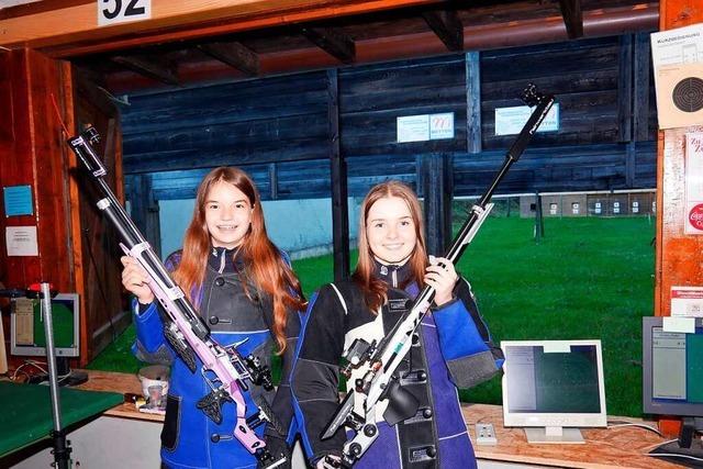 Zwei junge Frauen nehmen an der Deutschen Meisterschaft teil