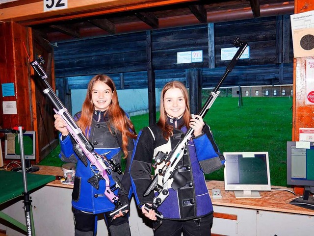 Sie hatten viel Spa bei den Deutschen...ks):  Joyce Bossler und Angelina Dell.  | Foto: Eva Korinth