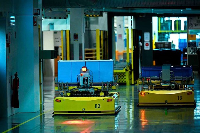 Autonom fahrende Fabriktransporter kn...ion- Technik kabellos geladen werden.   | Foto: SERGEI GAPON (AFP)