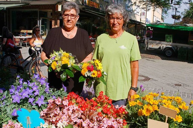 Brigitte Dlfel (rechts) und Inge Drewske an ihrem Marktstand mit Blumen  | Foto: Petra Wunderle